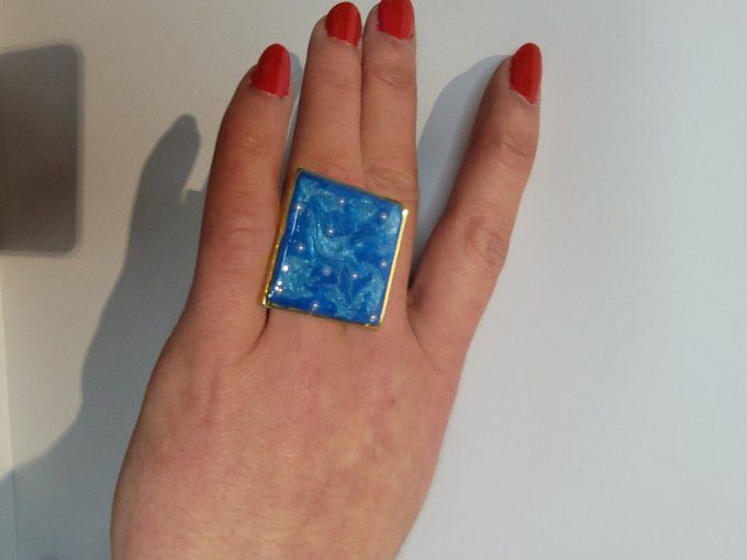 BAGUE RESINE BLEUE ACIER REGLABLE